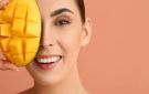 المانجو للبشرة الدهنية: فوائد طبيعية وروتين عناية فعال
