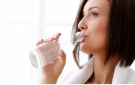 فوائد شرب الماء على الريق وتأثيره على الوزن والكرش