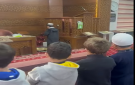 طالب في الصف الثاني يترنم بصوته الجميل ويؤم بزملائه في المسجد (فيديو)