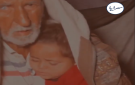 في مشهد مؤلم .. طفلة تحتمي بجدها داخل خيمة تغمرها الأمطار في خان يونس (فيديو)