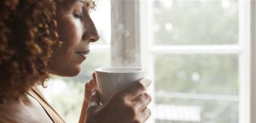 لإنقاص الوزن.. العلماء ينصحون شرب الماء الدافئ في هذا التوقيت