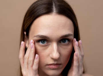 هل الحليب البارد يزيل الهالات السوداء؟ فوائده وطريقة استخدامه لتفتيح محيط العين هل الحليب البارد يزيل الهالات السوداء؟ فوائده وطريقة استخدامه لتفتيح محيط العين