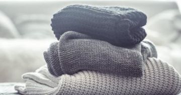 الصوف كالحرير.. كيف تحمين ملابسك الشتوية من التلف والانكماش