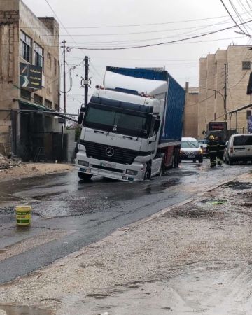 إغلاق طريق المقابلين جنوب عمان بعد سقوط شاحنة في حفرة