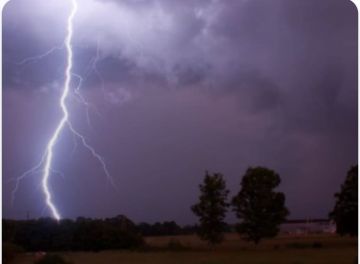 الأرصاد تحذر من عواصف رعدية ونشاط في البرق محتملة خلال الساعة القادمة
