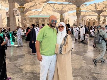 من الحرم إلى بالي .. كواليس شهر عسل حاتم صلاح من الحرم إلى بالي .. كواليس شهر عسل حاتم صلاح