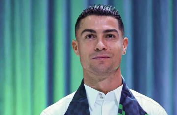 توزيع مياه كريستيانو رونالدو في مساجد جدة - (فيديو)