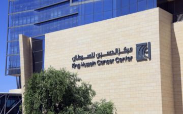 من هي الفئة المشمولة بالعلاج في مركز الحسين للسرطان.؟