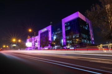 زين تضيء مبانيها باللون البنفسجي احتفاء باليوم العالمي للأشخاص ذوي الإعاقة