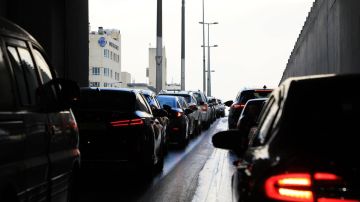 تباطؤ مروري في شارع الأردن بسبب سقوط حمولة مركبة تباطؤ مروري في شارع الأردن بسبب سقوط حمولة مركبة