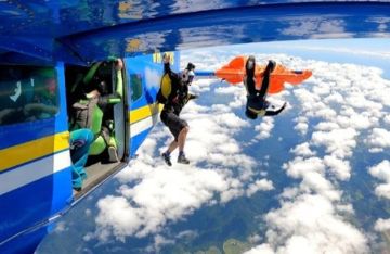 لحظات مرعبة.. مظلي ينجو بأعجوبة على ارتفاع 15000 قدم بعد أن علق بجناح الطائرة (صور فيديو) لحظات مرعبة.. مظلي ينجو بأعجوبة على ارتفاع 15000 قدم بعد أن علق بجناح الطائرة (صور فيديو)