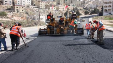 أمانة عمان تنفذ أعمال تعبيد لـ2,825,000 مليون متر مربع من الشوارع أمانة عمان تنفذ أعمال تعبيد لـ2,825,000 مليون متر مربع من الشوارع