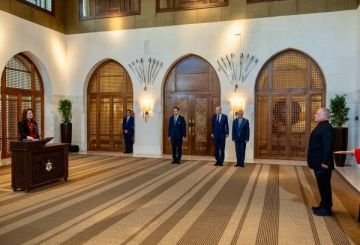 السفيران سمارة والمومني يؤديان اليمين القانونية أمام الملك السفيران سمارة والمومني يؤديان اليمين القانونية أمام الملك