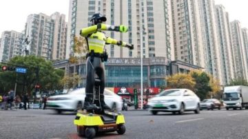 الصين تطلق أول روبوت بشري لإدارة المرور في هانتشغو الصين تطلق أول روبوت بشري لإدارة المرور في هانتشغو