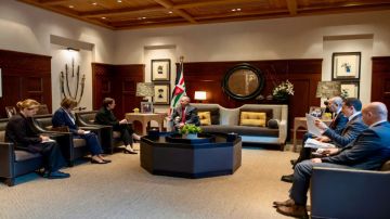 الملك يشدد على ضرورة تكثيف المساعي الدولية لتحقيق الاستقرار في المنطقة الملك يشدد على ضرورة تكثيف المساعي الدولية لتحقيق الاستقرار في المنطقة