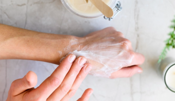 خلطات منزلية لتنعيم اليدين والتخلص من الجفاف في الشتاء .. نتائجها فورية خلطات منزلية لتنعيم اليدين والتخلص من الجفاف في الشتاء .. نتائجها فورية