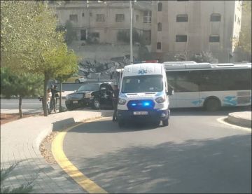 اصابات بحادث سير للباص السريع اسفل جسر عبدون