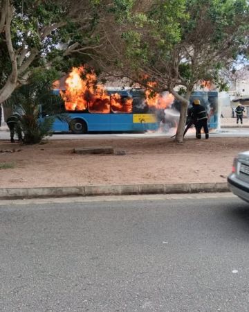 الدفاع المدني يسيطر على حريق حافلة في منطقة المنارة بالعقبة الدفاع المدني يسيطر على حريق حافلة في منطقة المنارة بالعقبة