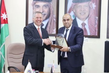 السفير البريطاني في عمان ورئيس هيئة الأوراق المالية يبحثا سبل تعزيز الاستثمار والتعاون والتنسيق في اسواق البلدين الصديقين السفير البريطاني في عمان ورئيس هيئة الأوراق المالية يبحثا سبل تعزيز الاستثمار والتعاون والتنسيق في اسواق البلدين الصديقين