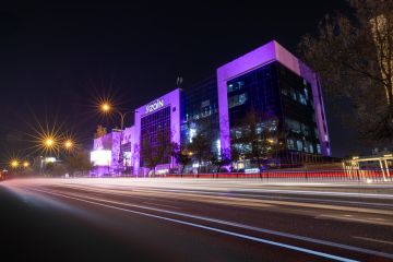 زين تضيء مبانيها باللون البنفسجي احتفاء باليوم العالمي للأشخاص ذوي الإعاقة