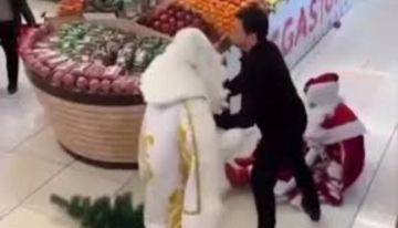 سانتا كلوز يفقد أعصابه.. عراك عنيف بين اثنين بزي بابا نويل يثير فوضى داخل متجر سانتا كلوز يفقد أعصابه.. عراك عنيف بين اثنين بزي بابا نويل يثير فوضى داخل متجر