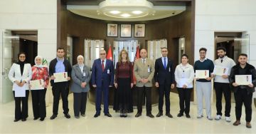 الشرق الأوسط تكرم طلبة فائزين في هاكثون دولي وآخرين مثلوها في بطولة مناظرات