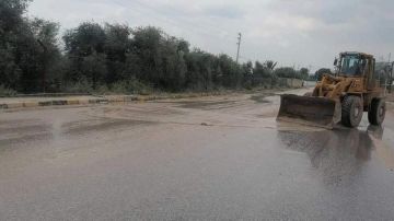 فتح طريق المفرق إيدون بعد إغلاقه جراء الأمطار الغزيرة فتح طريق المفرق إيدون بعد إغلاقه جراء الأمطار الغزيرة