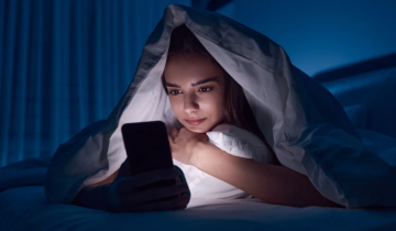 هل يؤثر استخدام الهاتف قبل النوم على المزاج؟