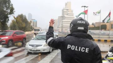 الأمن العام يجدد تحذيراته مع تعمق تأثير المنخفض الجوي الأمن العام يجدد تحذيراته مع تعمق تأثير المنخفض الجوي