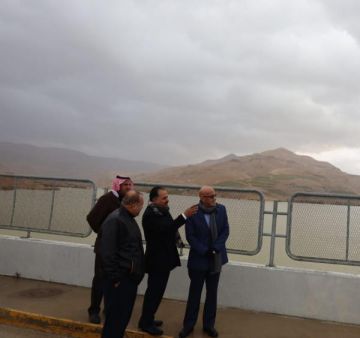 وزير المياه يتفقد سد الموجب بعد امتلائه بالكامل ويؤكد أهمية السلامة
