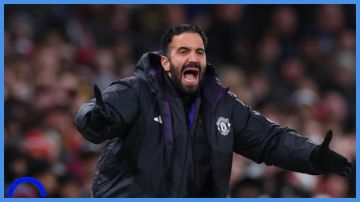 مدرب مانشستر يونايتد يسخر من الجماهير