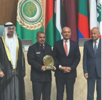 الجمارك الأردنية تحصد جائزة أفضل مؤسسة حكومية عربية الجمارك الأردنية تحصد جائزة أفضل مؤسسة حكومية عربية