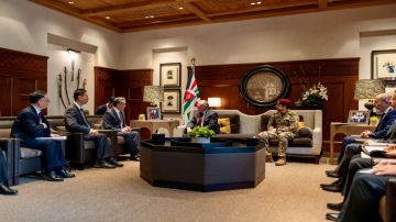 الملك يبحث مع وزير الخارجية الصيني توطيد الشراكة بين البلدين الملك يبحث مع وزير الخارجية الصيني توطيد الشراكة بين البلدين