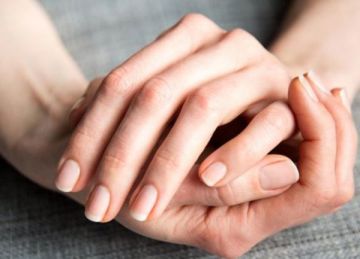 حلول عاجلة لتشققات الجلد حول الأظافر .. سر اليدين الناعمتين في دقائق حلول عاجلة لتشققات الجلد حول الأظافر .. سر اليدين الناعمتين في دقائق