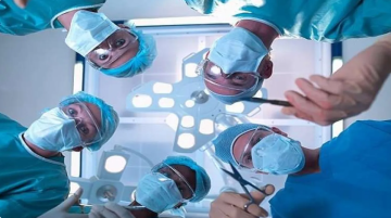 لغز بغرفة العمليات.. رجل يستيقظ متحدثا بالإسبانية بدلا من الإنجليزية!