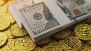 الدولار يتراجع .. والذهب يحقق ارتفاعا وسط تقلبات في الأسواق الدولار يتراجع .. والذهب يحقق ارتفاعا وسط تقلبات في الأسواق