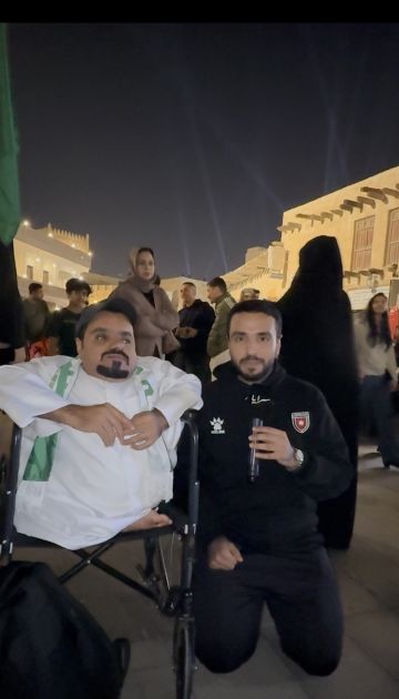 رغم الإعاقة الحركية .. يستمر صاحب الهمة محمد الكربي بمتابعة كأس العرب وأجوائه الجميلة