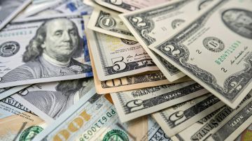 الدولار يتراجع إلى أدنى مستوى له في شهرين