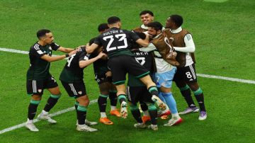 الإمارات تتأهل إلى نصف نهائي كأس العرب بعد فوزها على الجزائر الإمارات تتأهل إلى نصف نهائي كأس العرب بعد فوزها على الجزائر