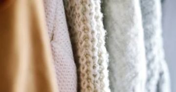 4 طرق بسيطة لإزالة الوبر من الملابس الصوفية 4 طرق بسيطة لإزالة الوبر من الملابس الصوفية