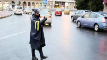 الأمن العام يحذر السائقين من الضباب وانخفاض الرؤية على الطرق الأمن العام يحذر السائقين من الضباب وانخفاض الرؤية على الطرق