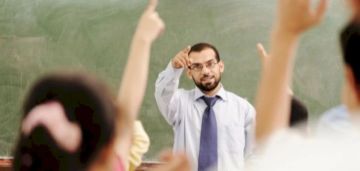 تربية الطفيلة تكرم معلما لموقف إنساني مع أحد طلبته