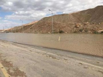 طلبة مدرسة في العقبة تقطعت بهم السبل على طريق البحر الميت طلبة مدرسة في العقبة تقطعت بهم السبل على طريق البحر الميت