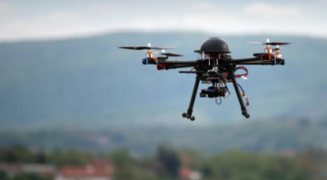 الحكومة توحد رسوم الطيران وترخص أنشطة الدرونز