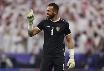 طالبه بـ التواضع أكثر .. جدل حول تصريح حارس الأردن عن سالم الدوسري