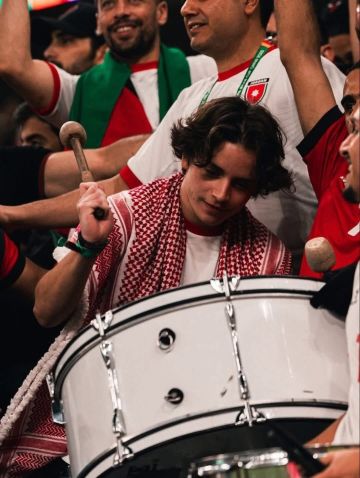 الأمير هاشم مع جماهير النشامى في المدرجات - فيديو الأمير هاشم مع جماهير النشامى في المدرجات - فيديو