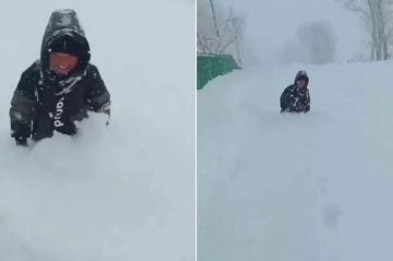 طفل يتحدى الثلوج للوصول لمدرسته يصبح بطلا ويكرم رئاسيا