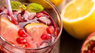 مشروبات طبيعية باللون الأحمر تخفض الكوليسترول الضار .. لتعزيز صحة القلب مشروبات طبيعية باللون الأحمر تخفض الكوليسترول الضار .. لتعزيز صحة القلب