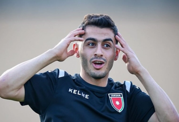 إلى الأمام.. نجم منتخب الأردن شرارة يقلد المدرب المغربي جمال السلامي بطريقة طريفة (فيديو) إلى الأمام.. نجم منتخب الأردن شرارة يقلد المدرب المغربي جمال السلامي بطريقة طريفة (فيديو)