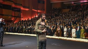 بالفيديو : الرئيس أحمد الشرع وزوجته يذرفون الدموع عند سماعهم لقصص معاناة الشباب السوري خلال حكم الأسد بالفيديو : الرئيس أحمد الشرع وزوجته يذرفون الدموع عند سماعهم لقصص معاناة الشباب السوري خلال حكم الأسد